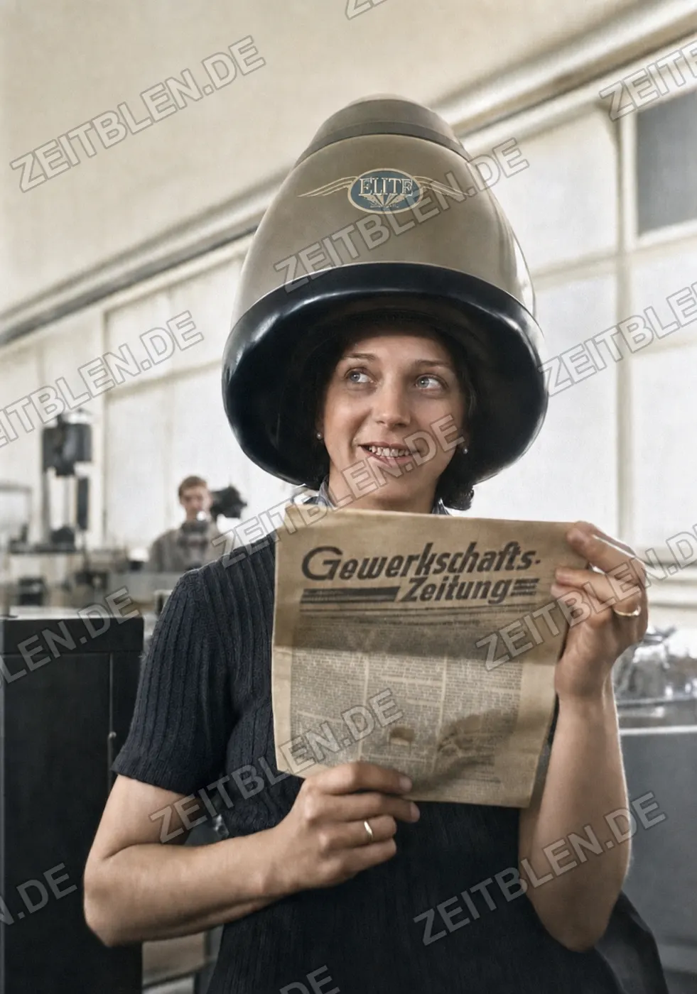 Frau unter Elite-Dauerwellenhaube, München 1949