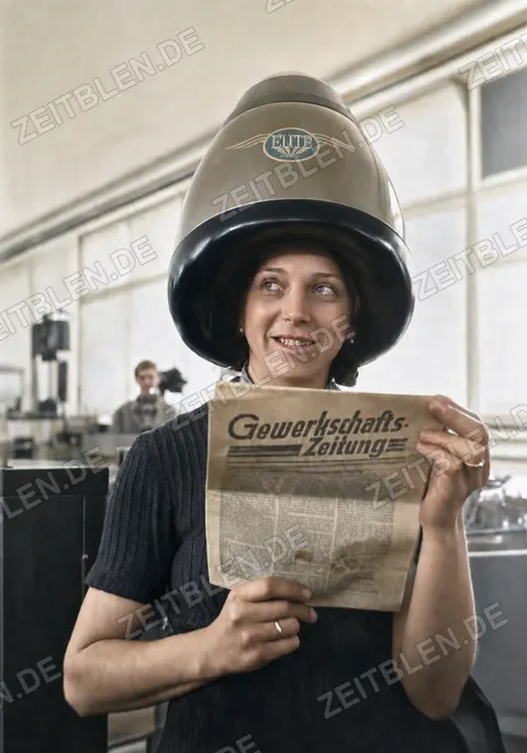 Frau unter Elite-Dauerwellenhaube, München 1949