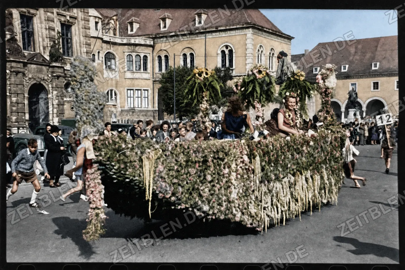 Blumengeschmückter Festwagen beim Blumenkorso, München 1949