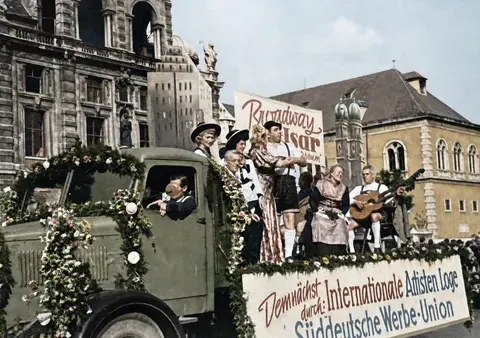 Kostümierter Festwagen beim Blumenkorso, München 1949
