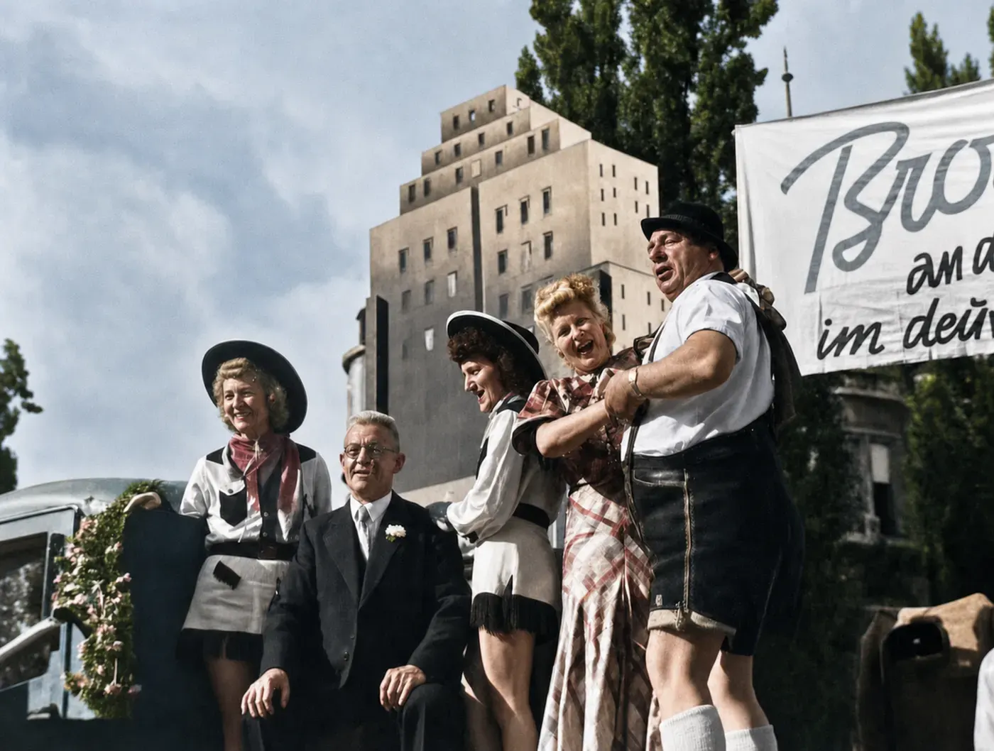 Lachende Kostümgruppe beim Blumenkorso, München 1949