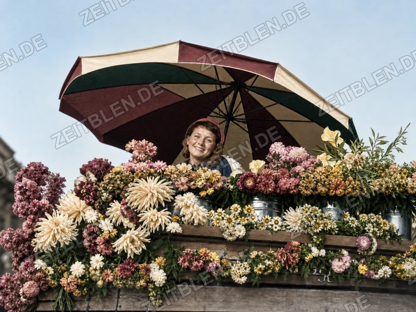 Teilnehmerin mit Sonnenschirm beim Blumenkorso, München 1949