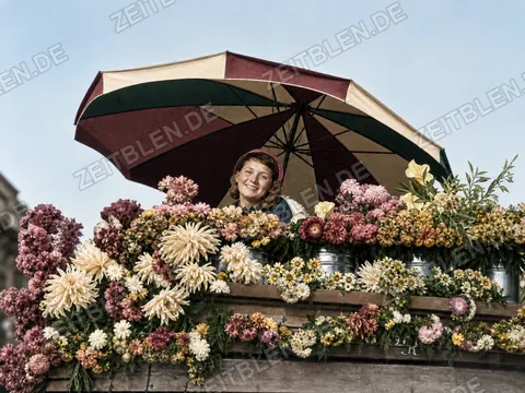 Teilnehmerin mit Sonnenschirm beim Blumenkorso, München 1949