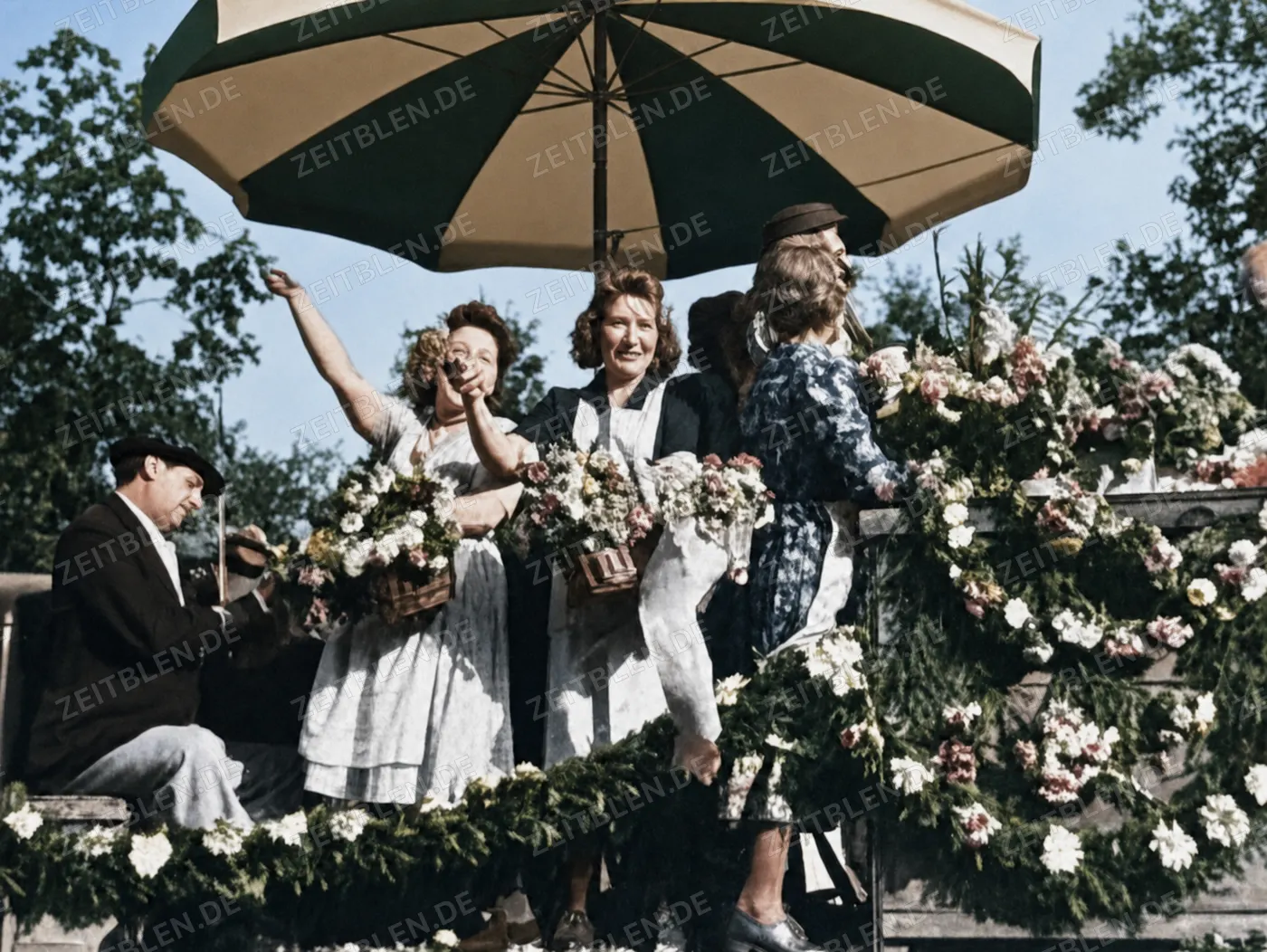 Teilnehmergruppe auf Blumenfestwagen, München 1949
