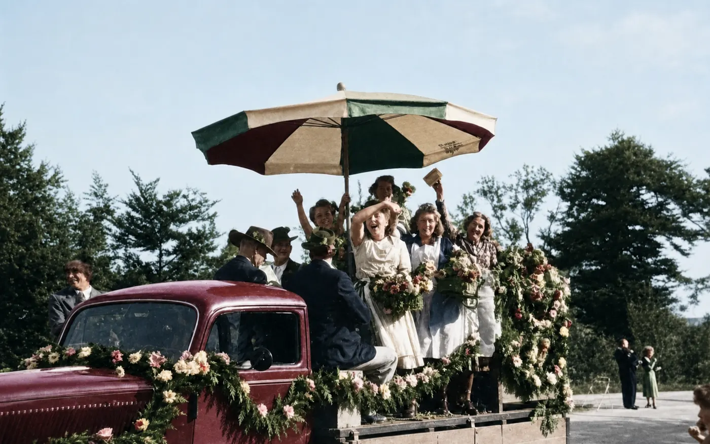 Blumengeschmücktes Auto mit Sonnenschirm, München 1949