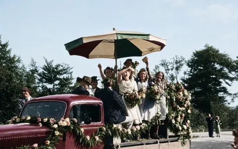 Blumengeschmücktes Auto mit Sonnenschirm, München 1949
