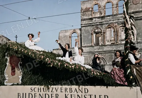 Schutzverband-Festwagen beim Blumenkorso, München 1949