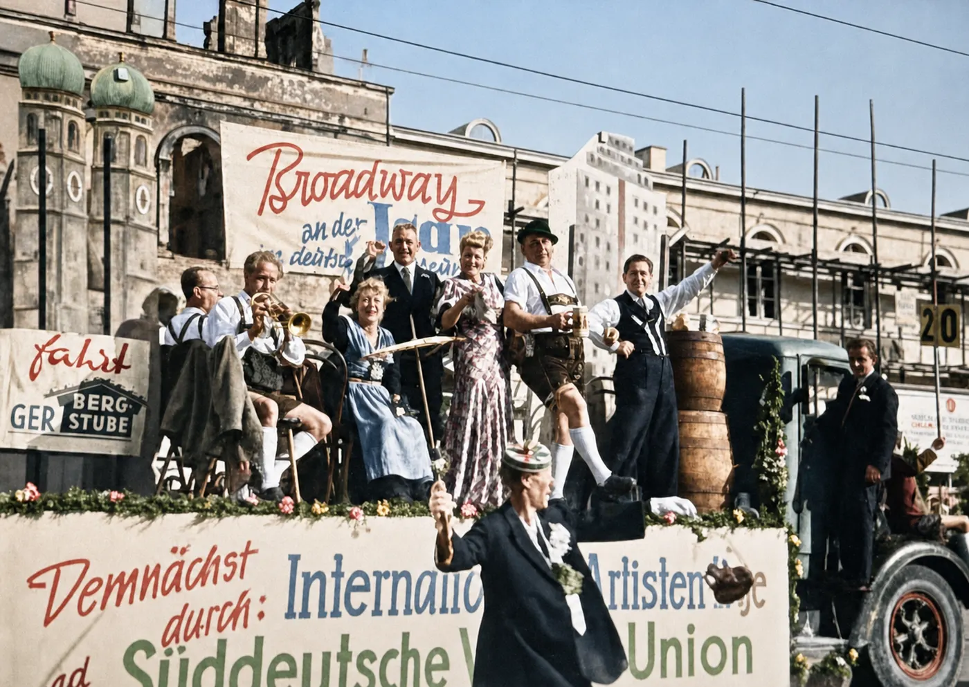 Ausstellungs-Festwagen beim Blumenkorso, München 1949