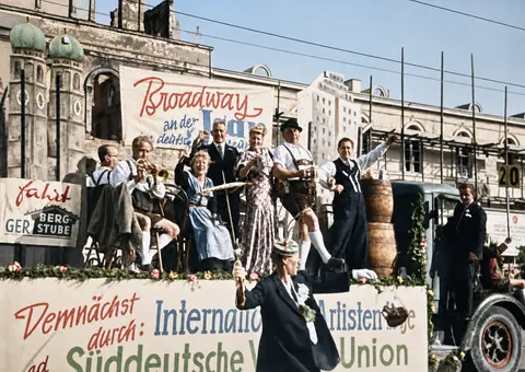 Ausstellungs-Festwagen beim Blumenkorso, München 1949