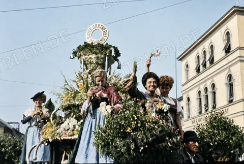 Gärtnerei-Festwagen beim Münchner Blumenkorso, 1949