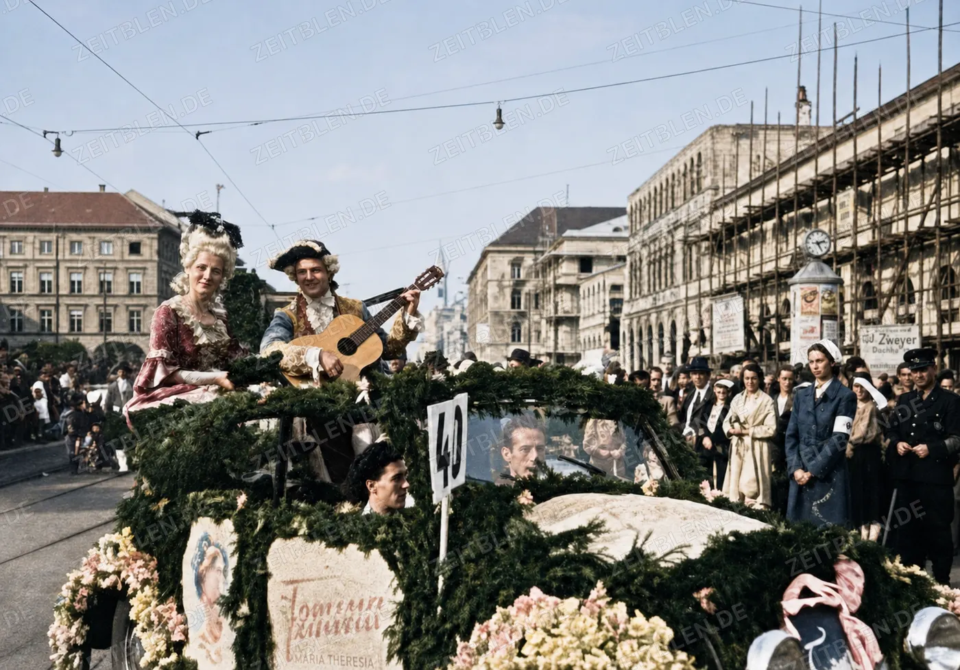 Gitarrenspieler auf Blumenwagen beim Münchner Blumenkorso, 1949