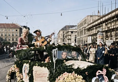 Gitarrenspieler auf Blumenwagen beim Münchner Blumenkorso, 1949