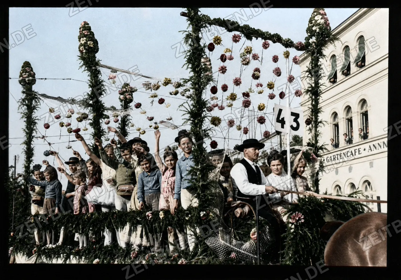 Kindergruppe auf Festwagen 43 beim Blumenkorso, München 1949