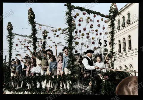 Kindergruppe auf Festwagen 43 beim Blumenkorso, München 1949