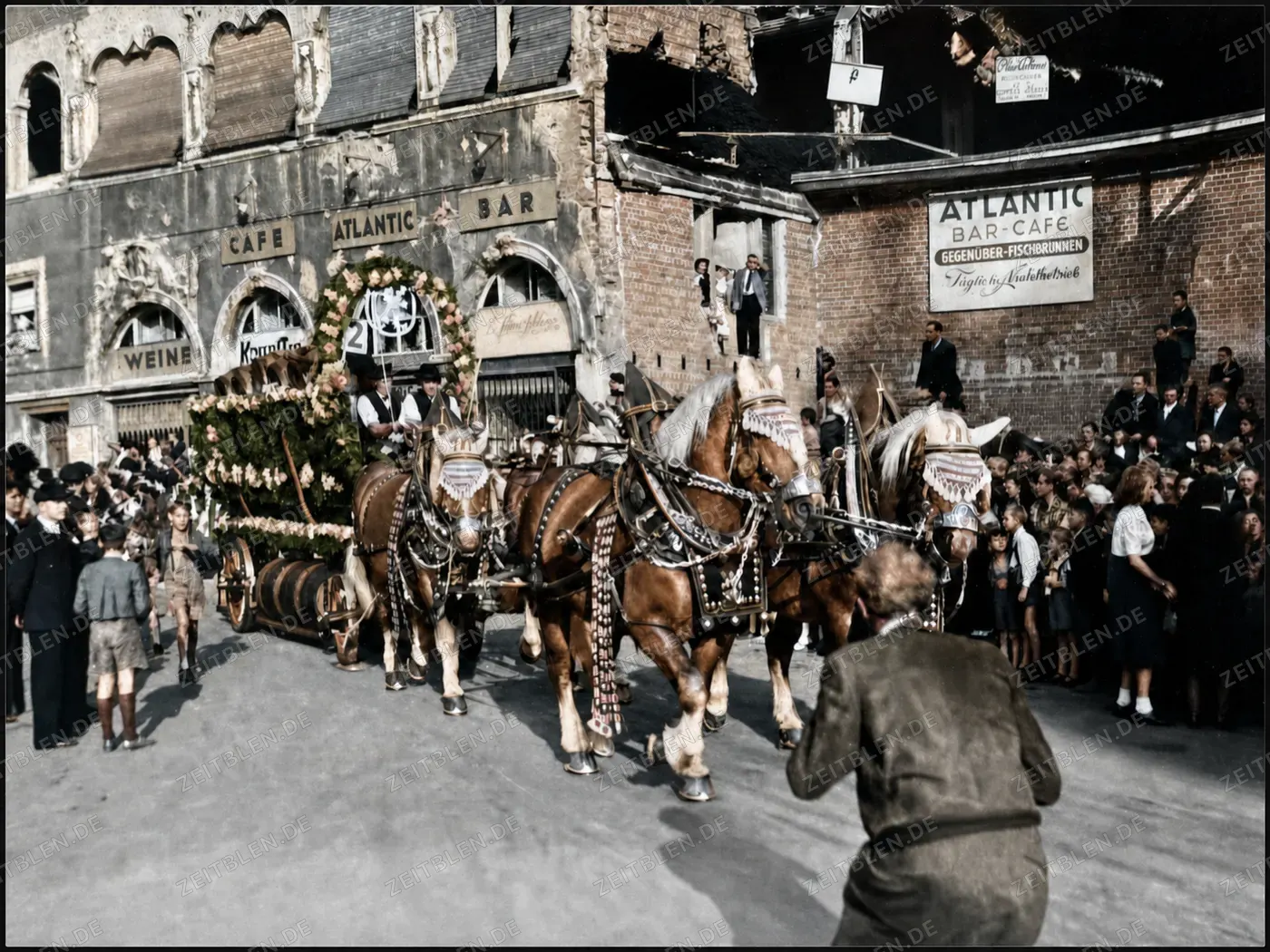 Pferdegespann vor dem Atlantic Bar-Café, München 1949