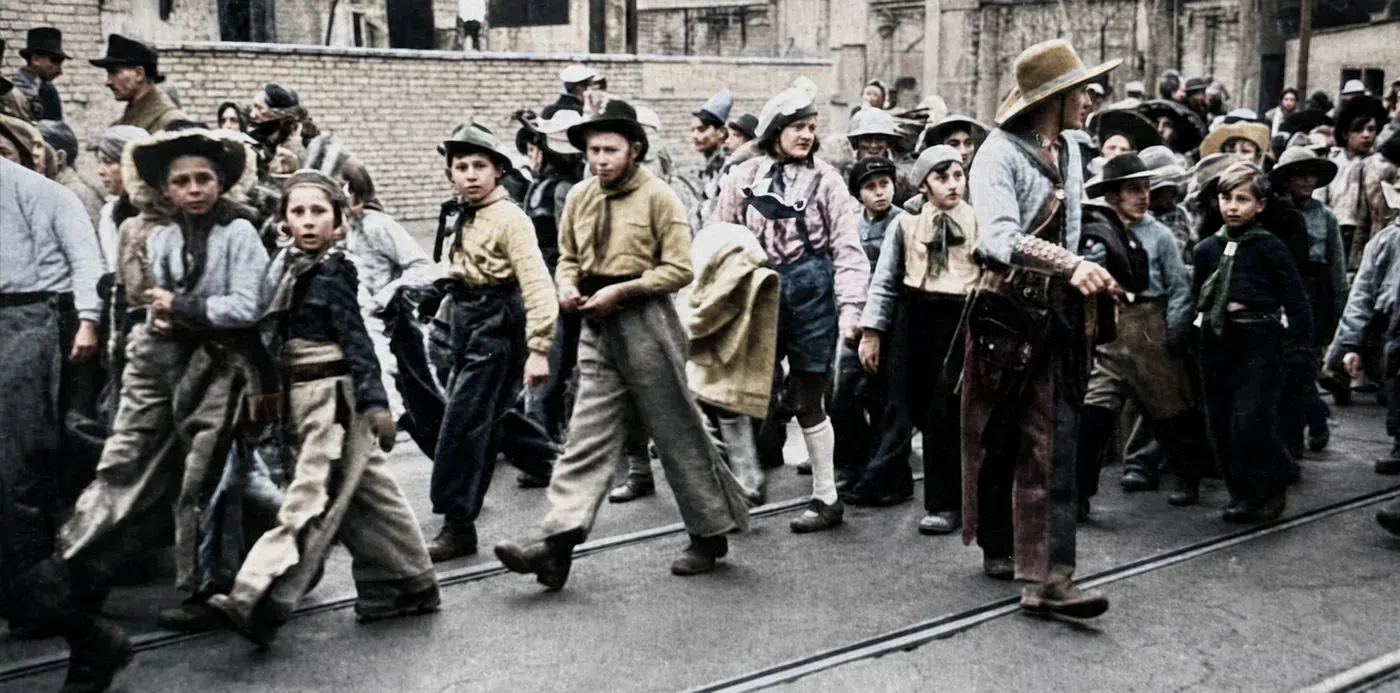 Kostümierte Kindergruppe beim Münchner Kindermaskenzug, 1949