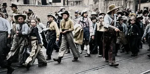 Kostümierte Kindergruppe beim Münchner Kindermaskenzug, 1949