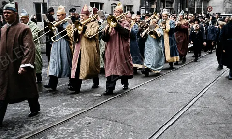 Bläsergruppe beim Münchner Kindermaskenzug, 1949