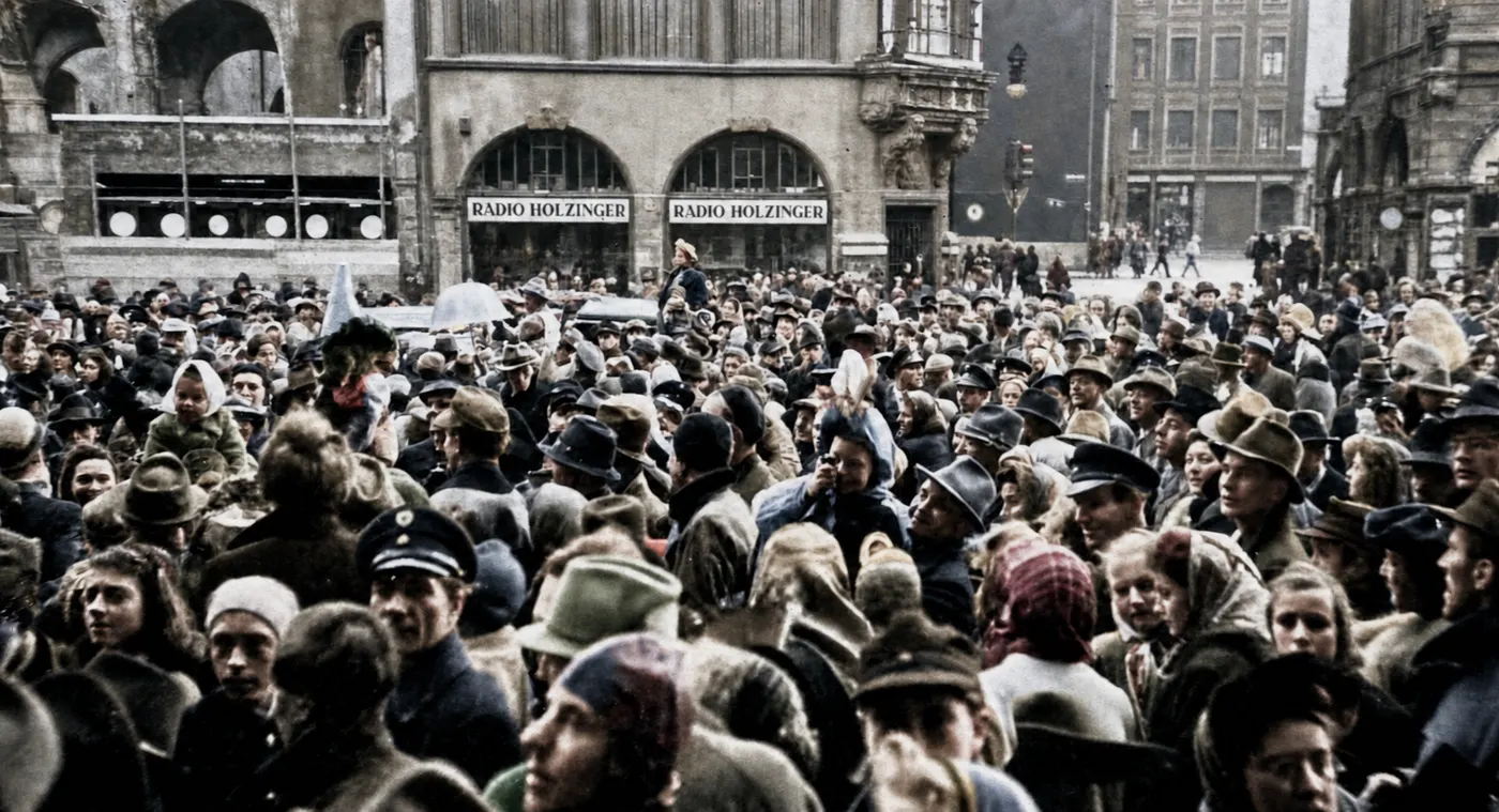 Dichte Zuschauermenge beim Kindermaskenzug, München 1949