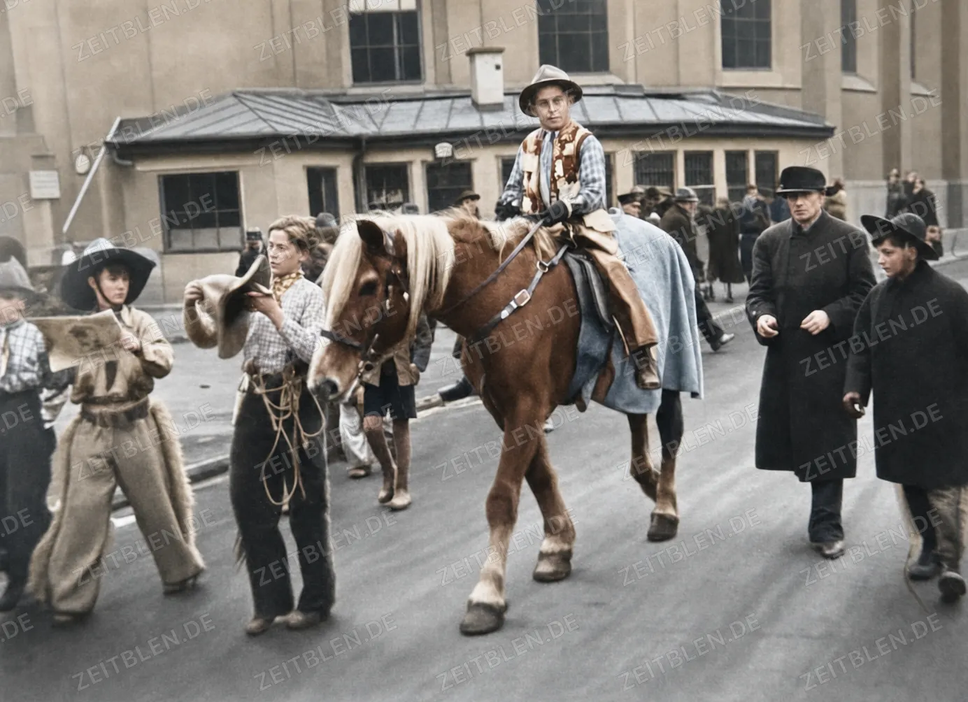 Kind zu Pferd beim Münchner Kindermaskenzug, 1949