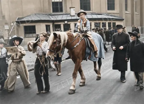 Kind zu Pferd beim Münchner Kindermaskenzug, 1949