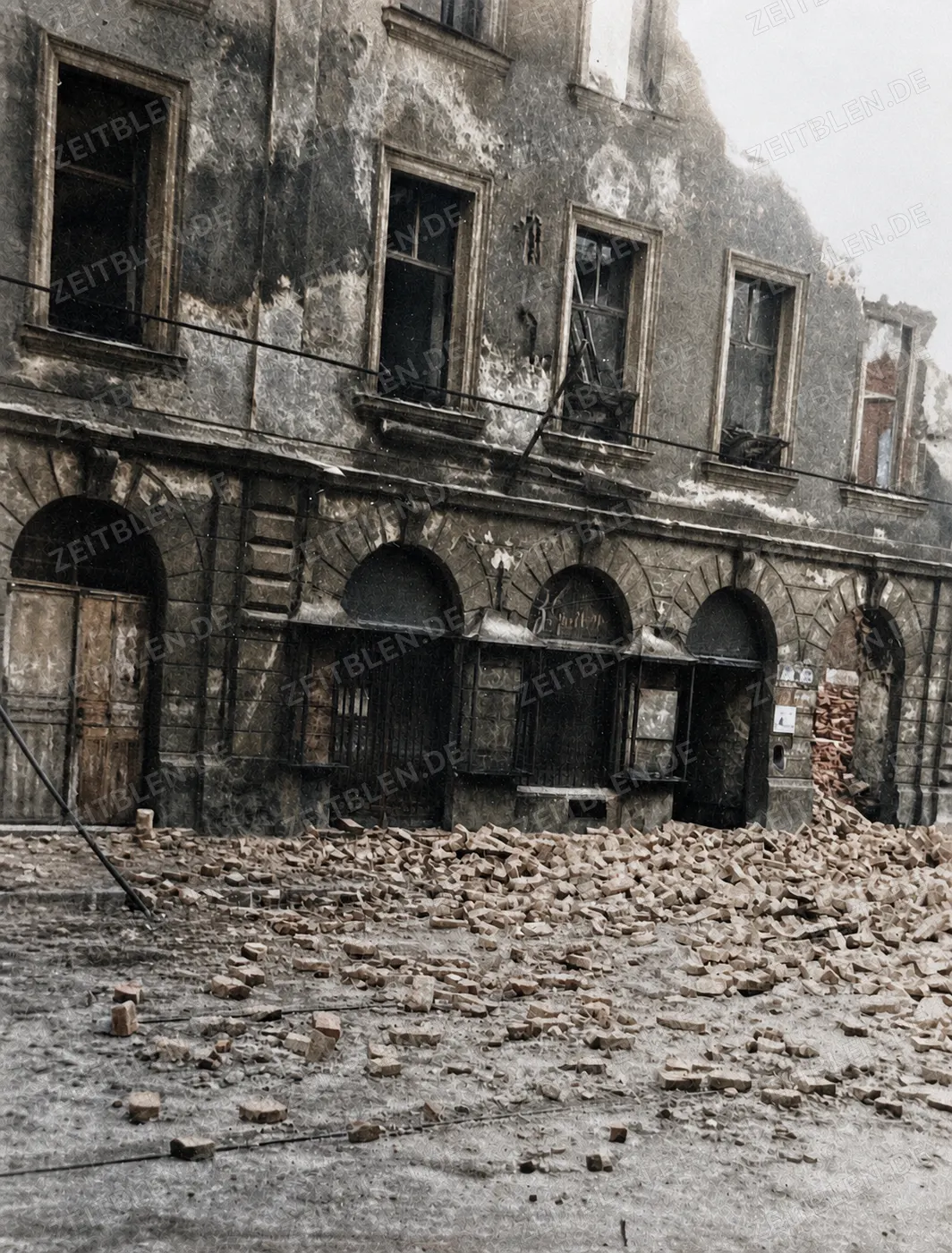 Trümmer vor beschädigtem Wohnhaus, München 1949