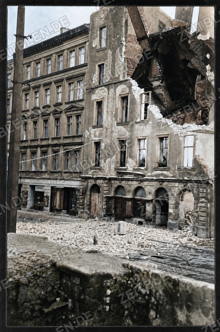 Beschädigte Häuserzeile mit Trümmern, München 1949