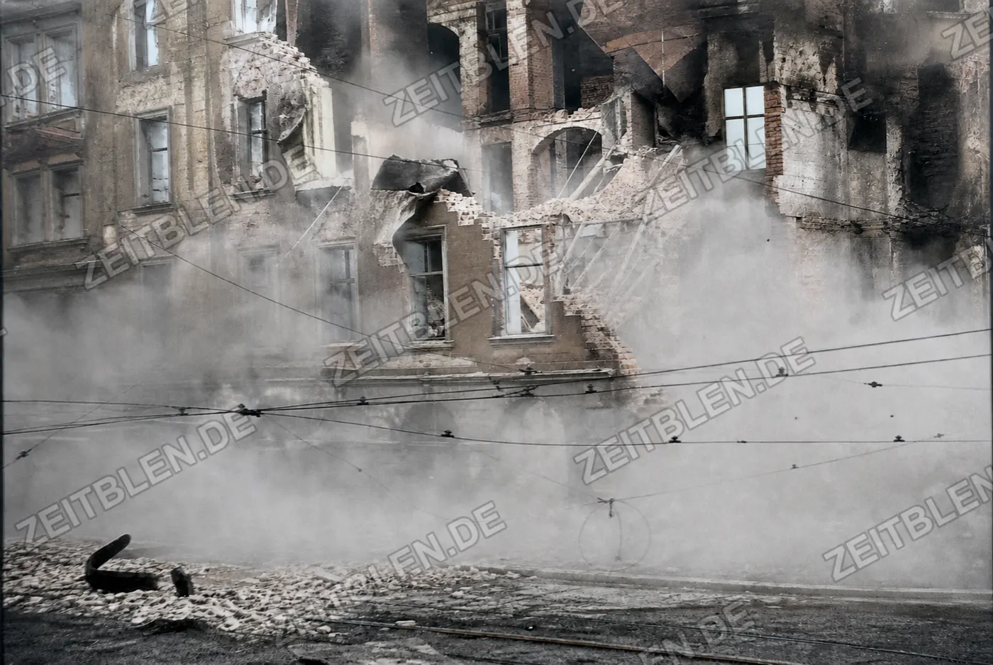Rauch und Staub an beschädigter Häuserfront, München 1949