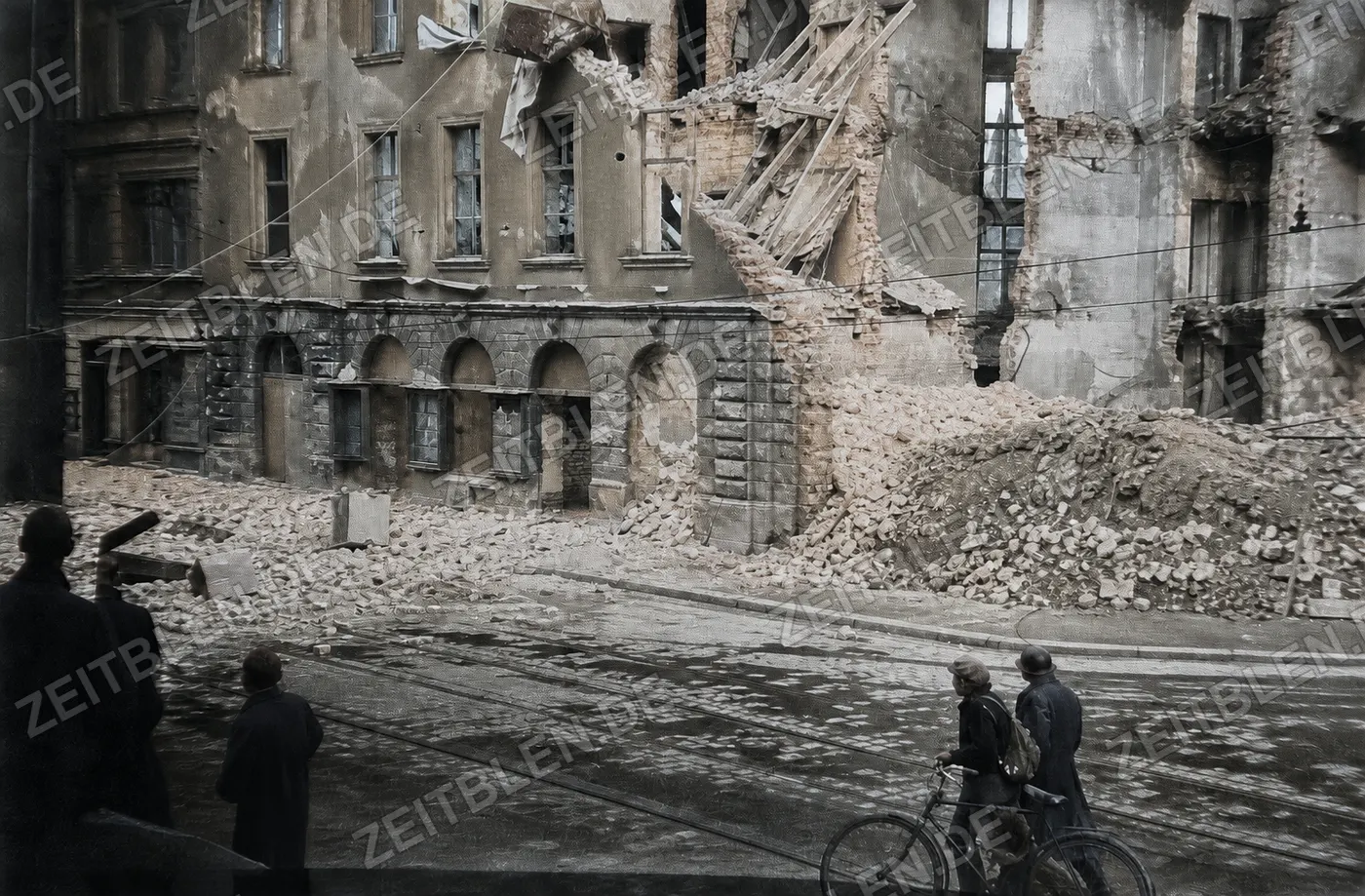 Trümmerhaufen vor aufgerissener Häuserfront, München 1949