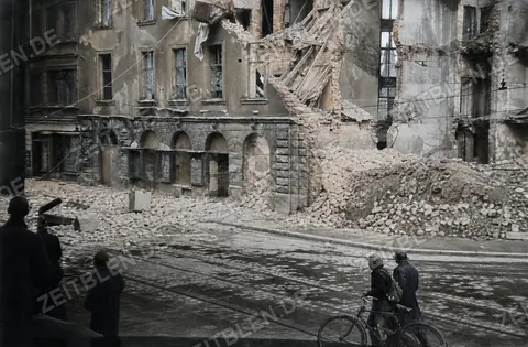 Trümmerhaufen vor aufgerissener Häuserfront, München 1949