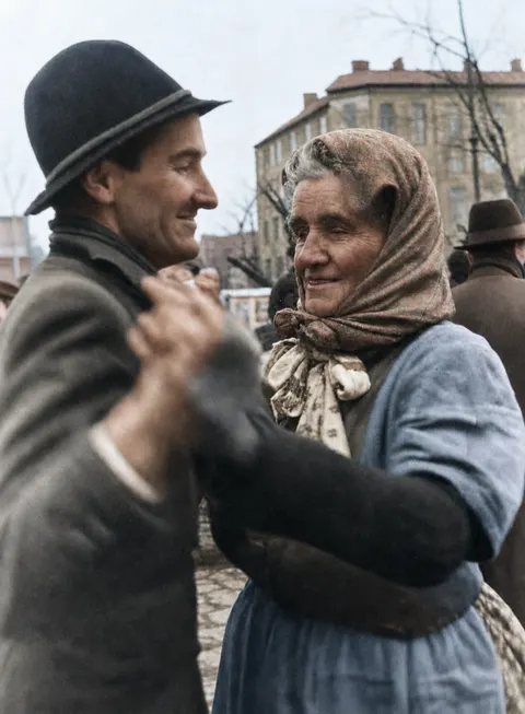 Nahaufnahme eines Tanzpaars am Viktualienmarkt, München 1949