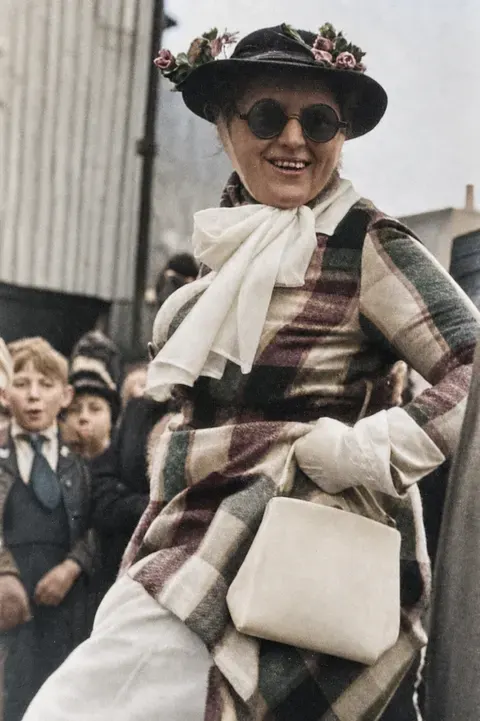 Kostümierte Person mit Sonnenbrille am Viktualienmarkt, München 1949