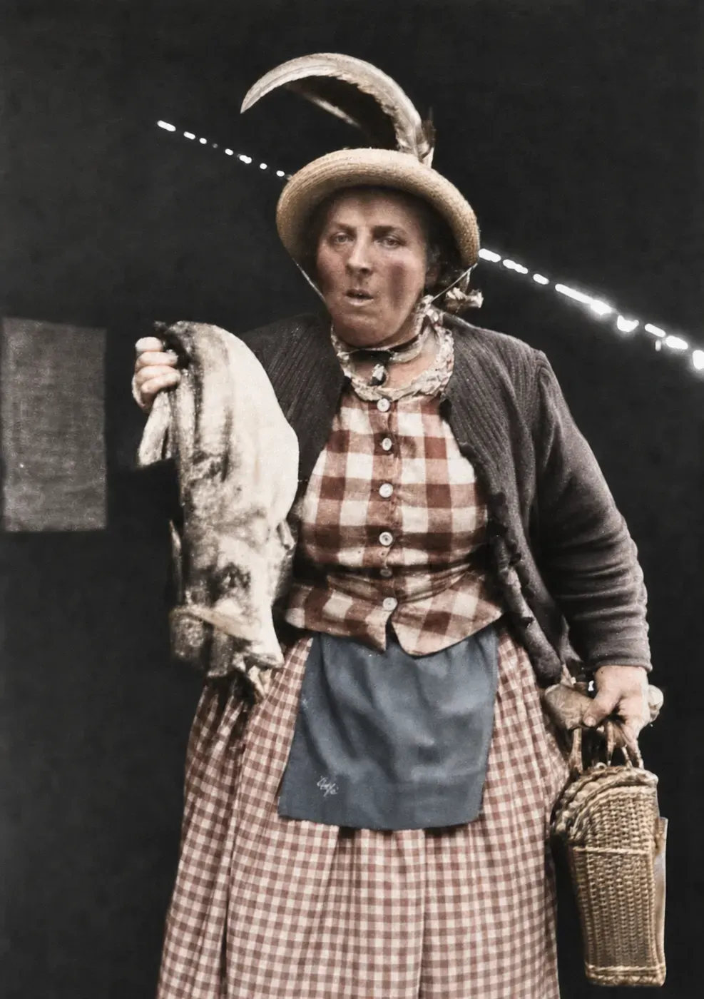 Kostümierte Marktfrau beim Tanz am Viktualienmarkt, München 1949