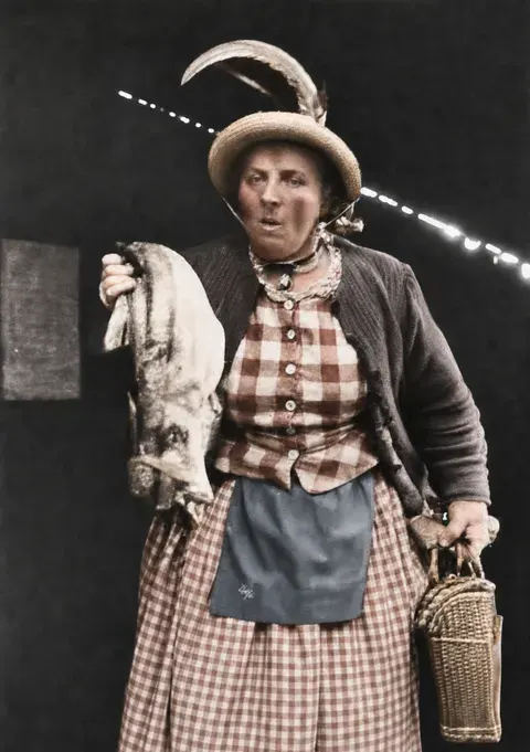 Kostümierte Marktfrau beim Tanz am Viktualienmarkt, München 1949