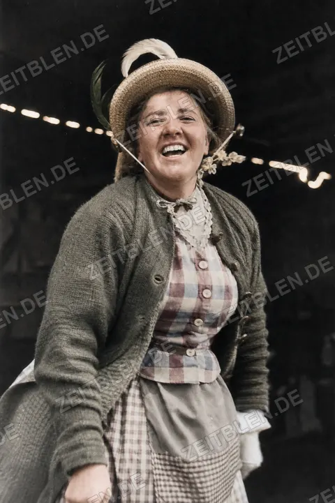 Lachende kostümierte Frau am Viktualienmarkt, München 1949