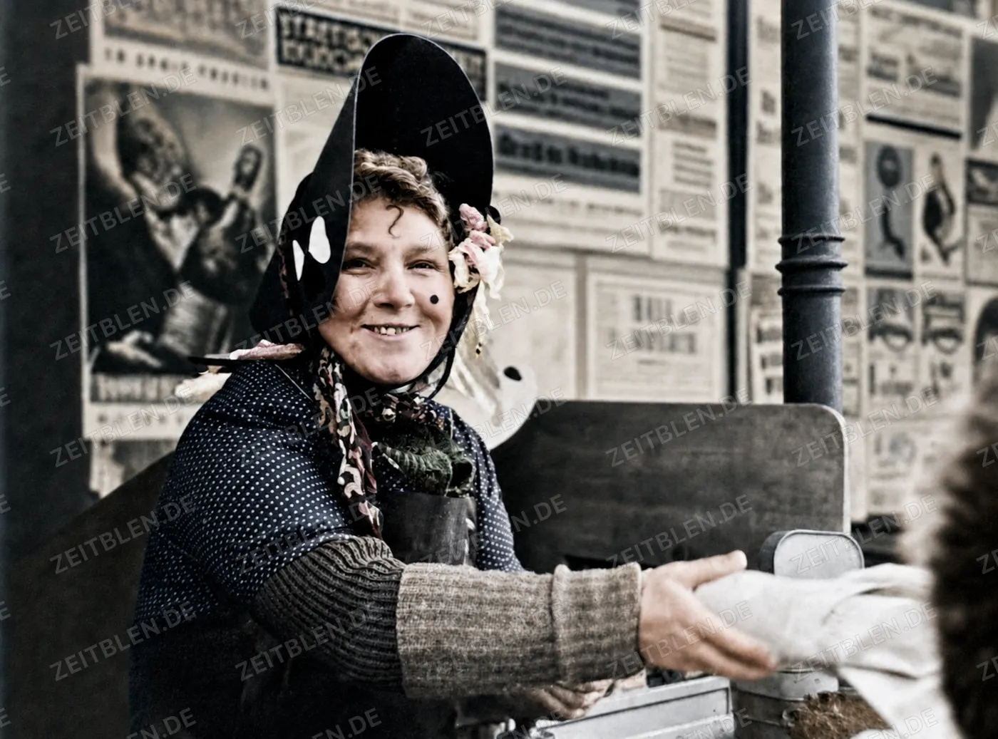 Kostümierte Frau am Marktstand am Viktualienmarkt, München 1949
