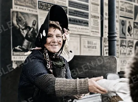 Kostümierte Frau am Marktstand am Viktualienmarkt, München 1949