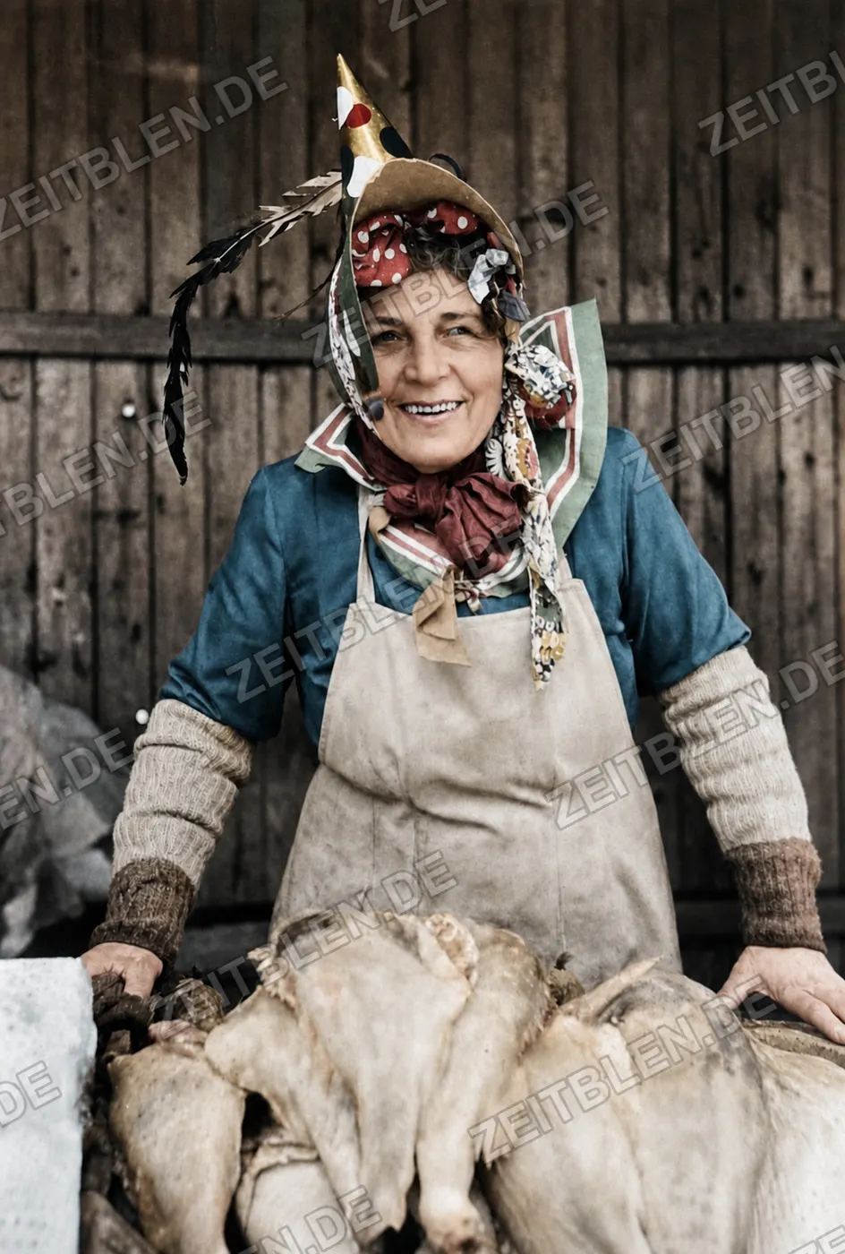Kostümierte Marktfrau beim Faschingstanz am Viktualienmarkt, München 1949