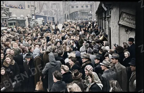 Dichtes Publikum beim Faschingstanz am Viktualienmarkt, München 1949