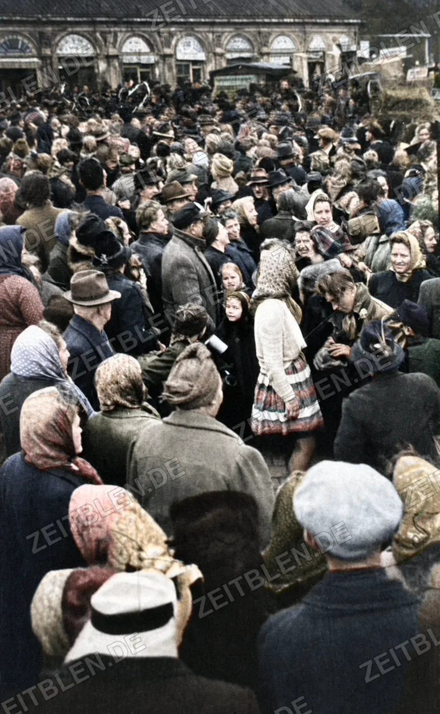Menschenmenge beim Faschingstanz am Viktualienmarkt, 28. Februar 1949