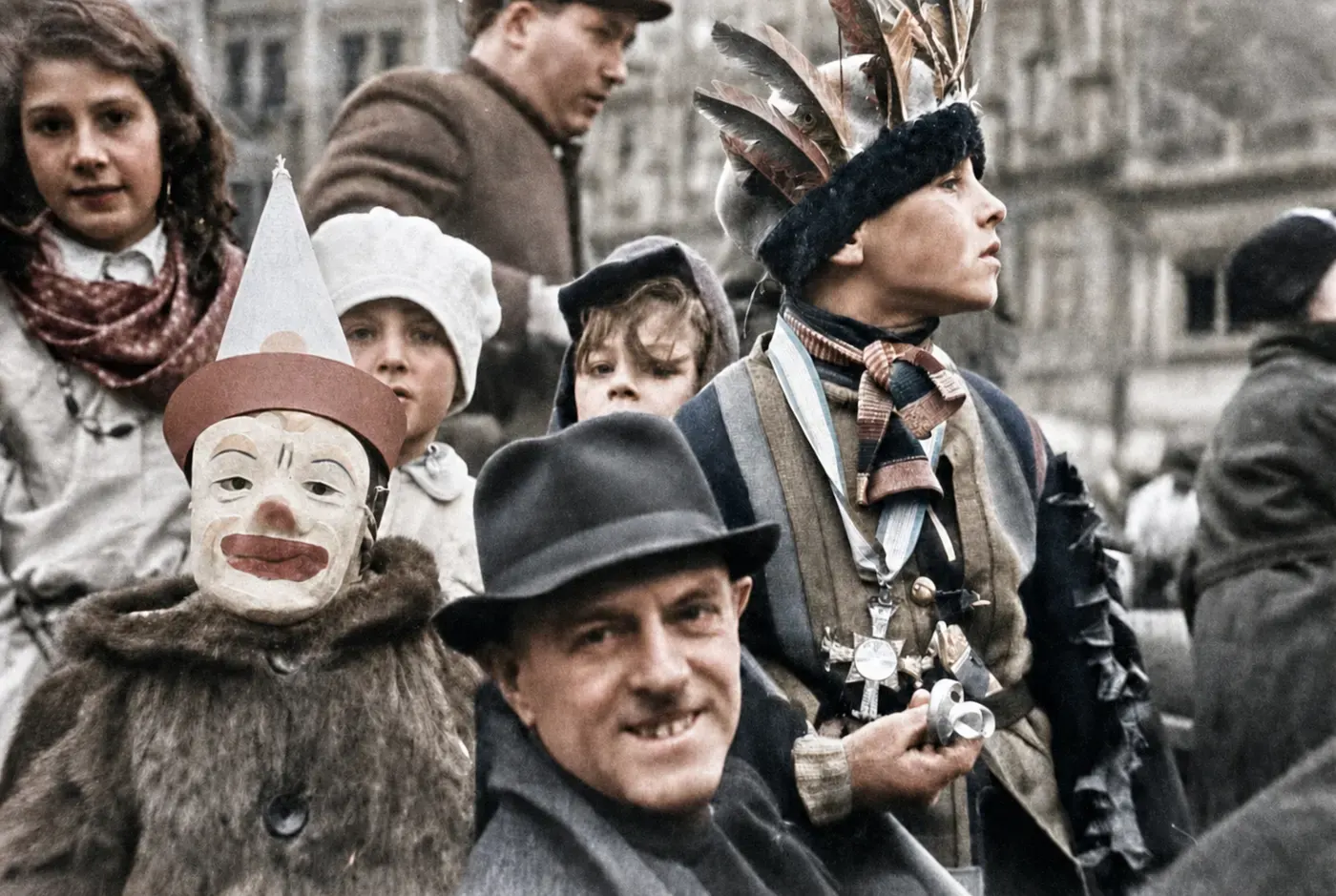 Kostümierte Kinder und Zuschauer beim Faschingstanz, München 1949