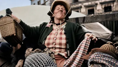 Kostümierte Marktfrau mit Körben beim Faschingstanz, München 1949