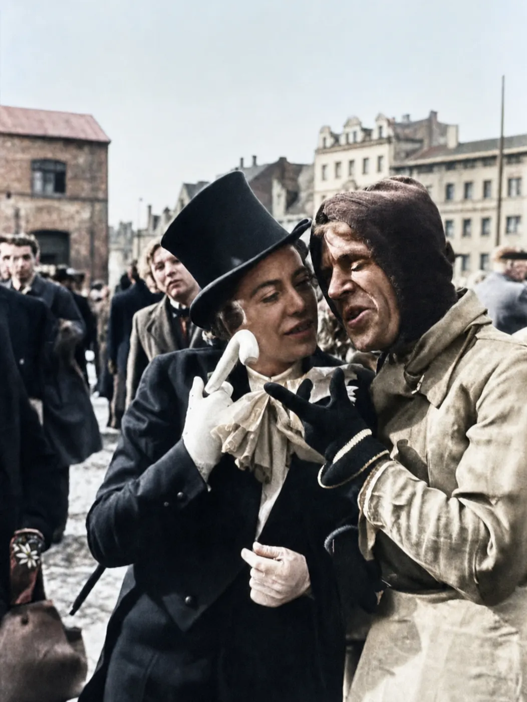 Zwei kostümierte Männer beim Faschingstanz am Viktualienmarkt, München 1949