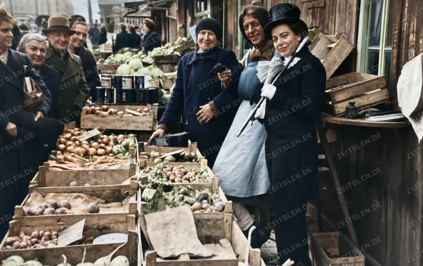 Verkleidete Marktfrauen am Gemüsestand während des Faschings, München 1949