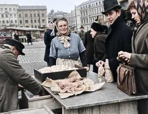 Marktfrau und Kundschaft beim Fasching am Viktualienmarkt, München 1949