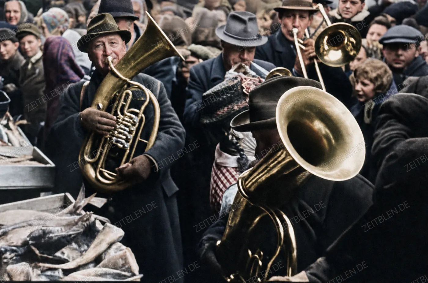 Blaskapelle am Marktstand beim Fasching, München 1949