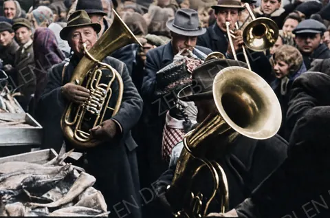 Blaskapelle am Marktstand beim Fasching, München 1949