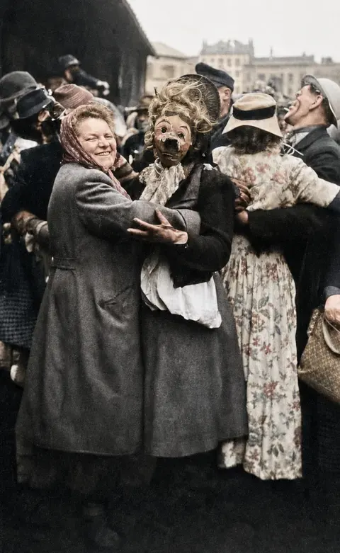 Maskierte Faschingsteilnehmer in der Menge, München 1949