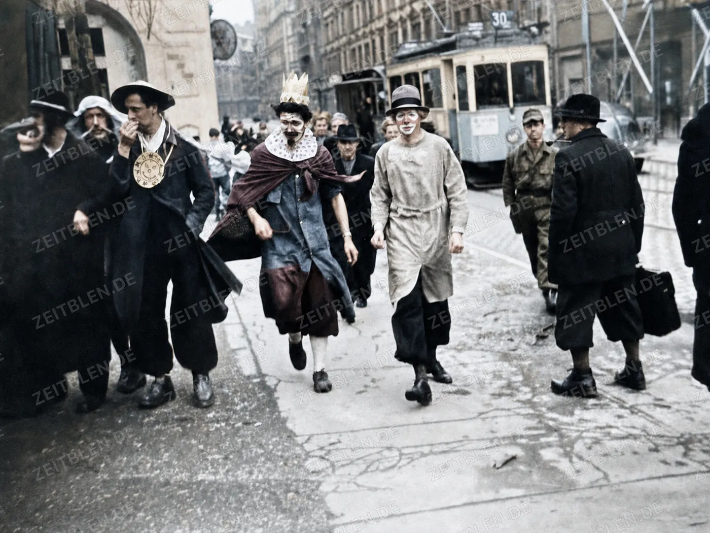 Kostümierte Faschingsgruppe vor einer Straßenbahn, München 1949