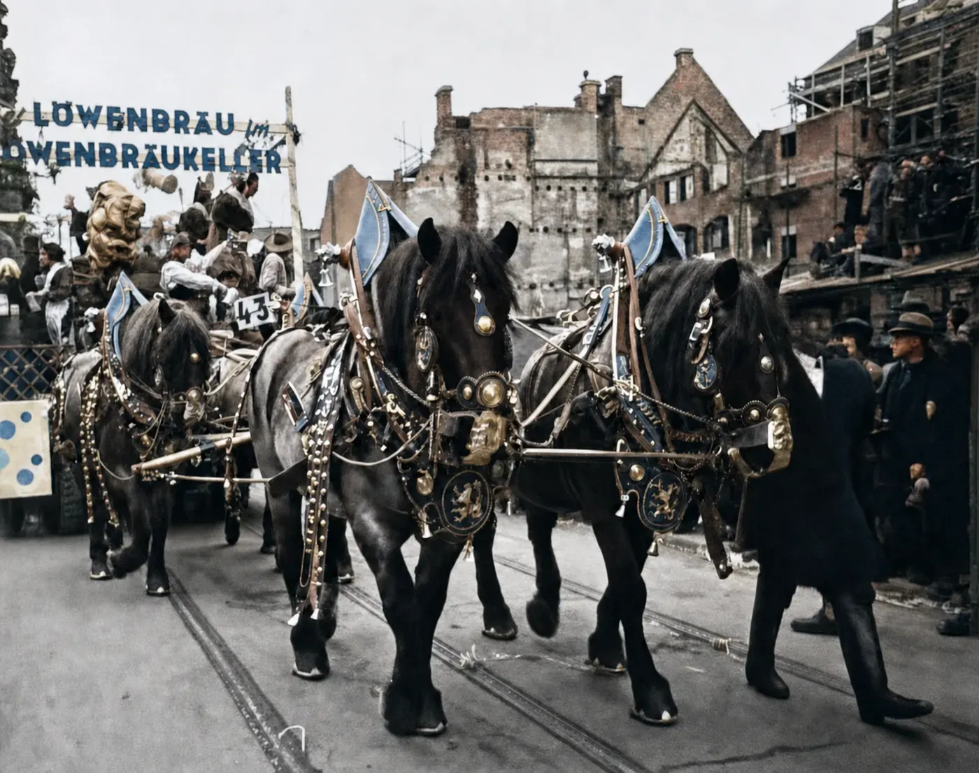 Löwenbräu-Festwagen mit Pferdegespann beim Faschingsumzug, 27. Februar 1949